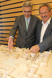 Siemens Vorstandschef Peter Löscher und Münchens OB Christian Ude stellten den Sigerentwurf am 30.06.2011 vor  (©Foto. Martin Schmitz)